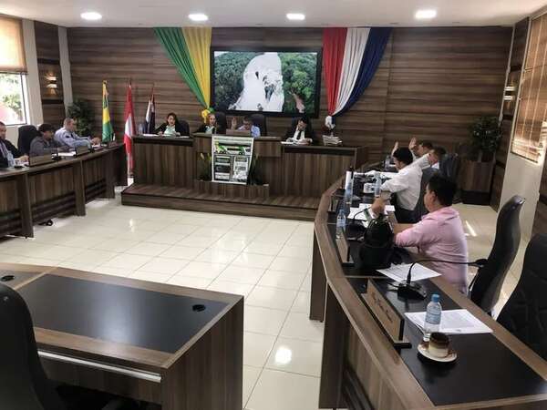 Concejales liberales apañan nuevamente presencia de “nepobaby” en oficina municipal - ABC en el Este - ABC Color