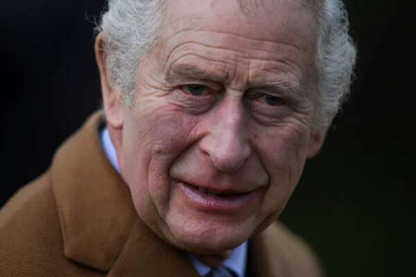 El rey Carlos III vuelve a Londres para seguir su tratamiento contra el cáncer - Gente - ABC Color