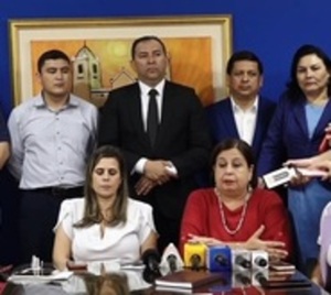 Parlamentarios opositores manifiestan su apoyo a Kattya - Paraguay.com