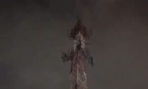 Chespi subió a lo más alto de una antena para robar