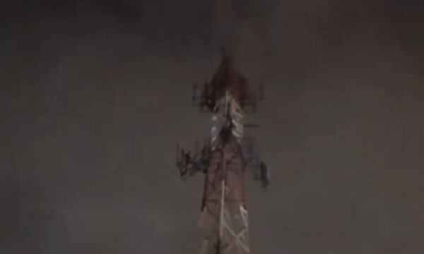 Chespi subió a lo más alto de una antena para robar