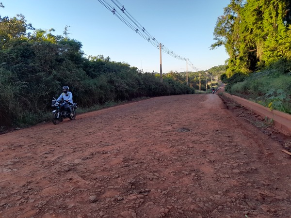 Continuan obras para empedrar caminos en el distrito de Cambyreta