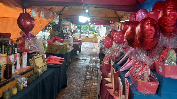 Artesanos ofrecen regalos para los enamorado en la Plaza de Armas de Encarnación