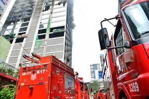 Cuerpo de bomberos de Itaipú brinda apoyo para aplacar incendio de edificio en CDE | 1000 Noticias