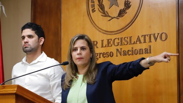 Cartistas piden oficialmente la pérdida de investidura contra Kattya González