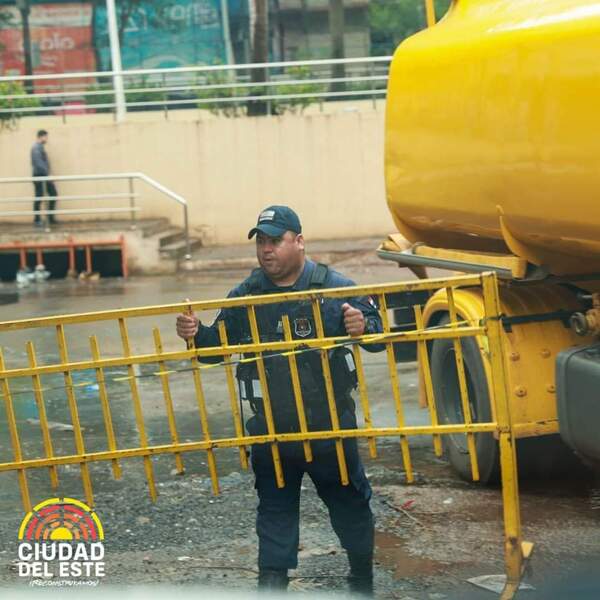 Municipalidad de CDE bloquea calles en zona de incendio - ADN Digital