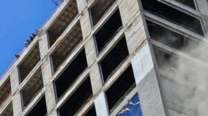Municipalidad alerta de posible derrumbe del edificio incendiado en Ciudad del Este - La Tribuna
