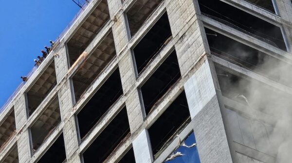 Municipalidad alerta de posible derrumbe del edificio incendiado en Ciudad del Este - La Tribuna