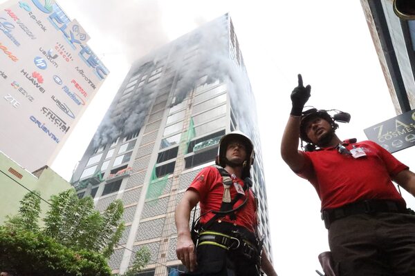 Bombero afirma que no hay peligro de derrumbe en edificio que se incendió en CDE - Megacadena - Diario Digital