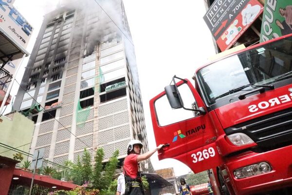 Bomberos de Itaipu brinda apoyo para aplacar incendio de edificio en Ciudad del Este