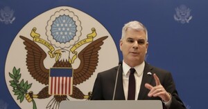 Ostfield se reúne con el cardenal Martínez y mete presión al gobierno: "Hablamos de la importancia de la democracia pluralista"