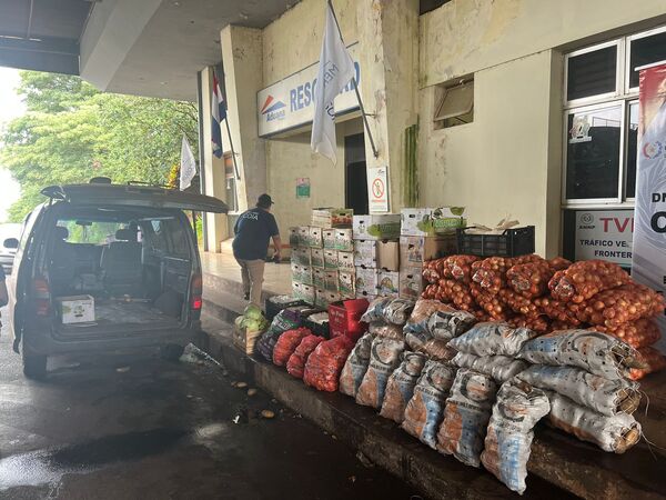Decomisan cargamento ilegal de frutas y hortalizas en control aduanero.