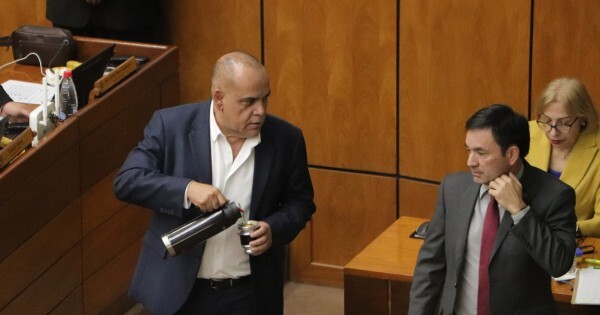 Los colorados disidentes se resisten a unificar la bancada en el Senado y acompañar el juicio político contra Kattya