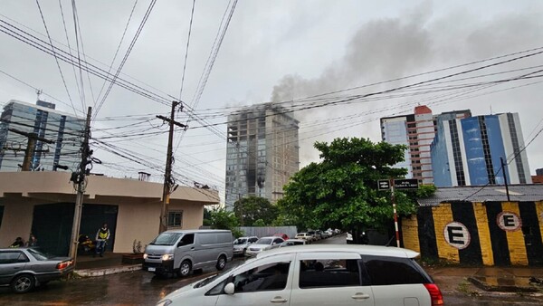 Edificio incendiado corre “riesgos de derrumbe”, dice intendente de Ciudad del Este