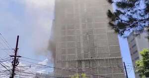 Diario HOY | Bomberos de Asunción parten a CDE para ayudar a contener el incendio en un edificio