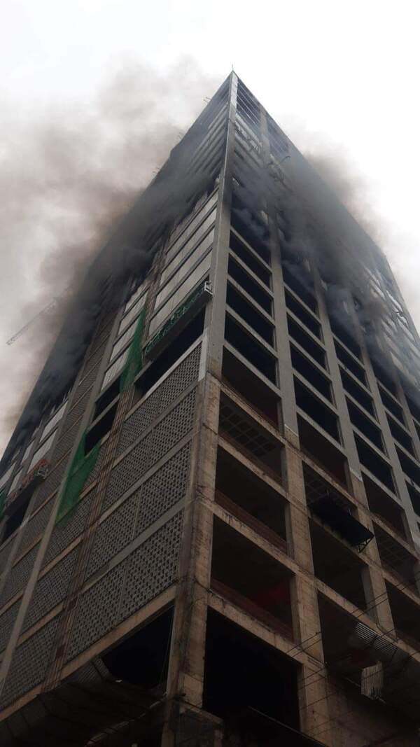 Incendio en edificio de Ciudad del Este amenaza con derrumbe inminente - Unicanal