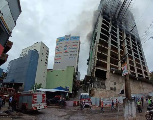 Se incendia edificio de Ciudad del Este: esto pasó desde que empezó el siniestro - ABC en el Este - ABC Color