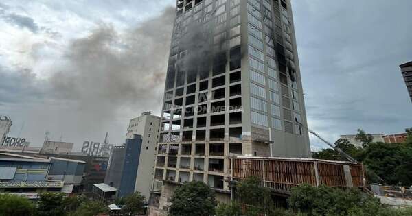 La Nación / A más de 24 horas, se reavivaron las llamas en edificio de Ciudad del Este