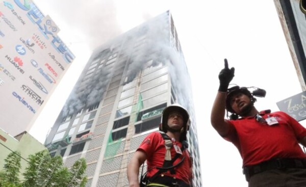 “Se sigue combatiendo de una forma segura”, aseguran bomberos
