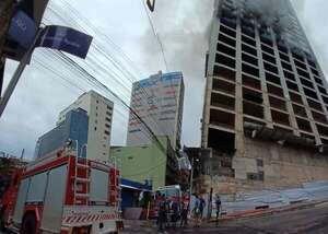 Incendio en CDE: fuego sigue en dos pisos y no saben cuánto tiempo más durará - ABC en el Este - ABC Color