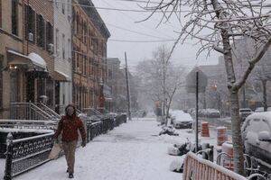 Vuelos cancelados y caos de transporte por tormenta de nieve en Nueva York