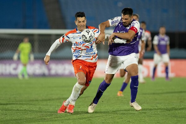 Versus / El debutante Puerto Cabello avanza a través de los penales en la Libertadores