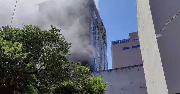 Diario HOY | Incontrolable incendio en edificio esteño, persiste riesgo de derrumbe