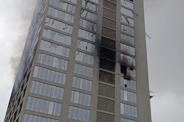 Edificio sigue quemándose en CDE
