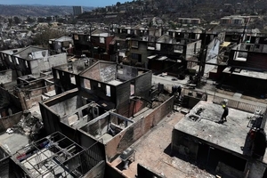 CHILENOS REARMAN SUS HOGARES EN LOS BARRIOS CONSUMIDOS POR LOS INCENDIOS - Itapúa Noticias