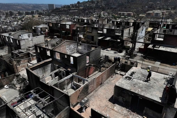 CHILENOS REARMAN SUS HOGARES EN LOS BARRIOS CONSUMIDOS POR LOS INCENDIOS - Itapúa Noticias