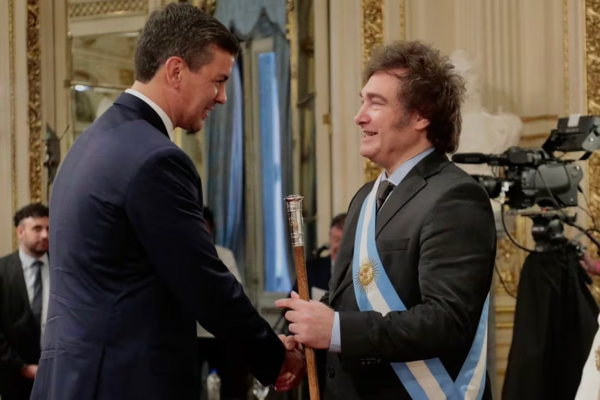 Santiago Peña y Javier Milei se reúnen hoy en Buenos Aires