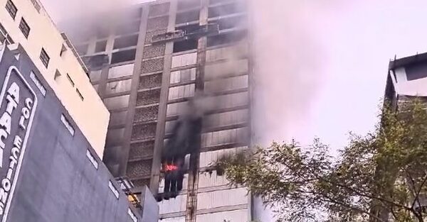 Sigue incontrolable el incendio en Ciudad del Este