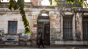 Policía denuncia que edificios abandonados sirven como aguantadero