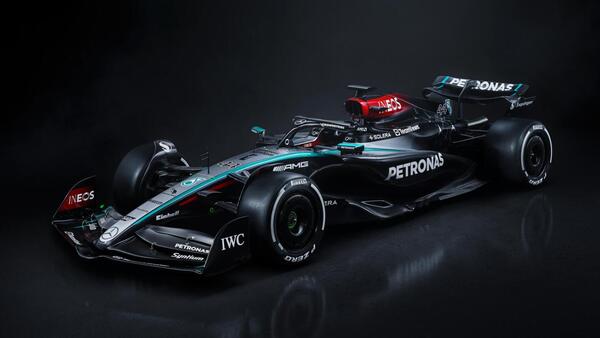 Mercedes presenta el W15, último de la era Hamilton