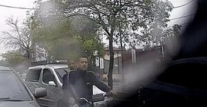 Motochorros entran a vehículos en marcha para asaltar