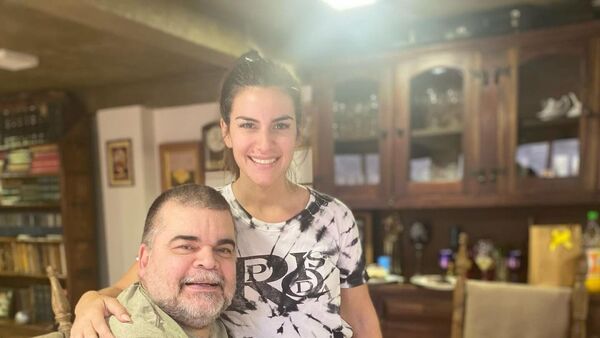 Papá de Amparo trató de "loco" al motoqueiro tras accidente de su hija