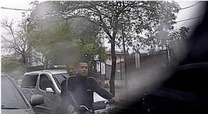 Motochorro subió al auto en movimiento de un periodista y le robó el celu