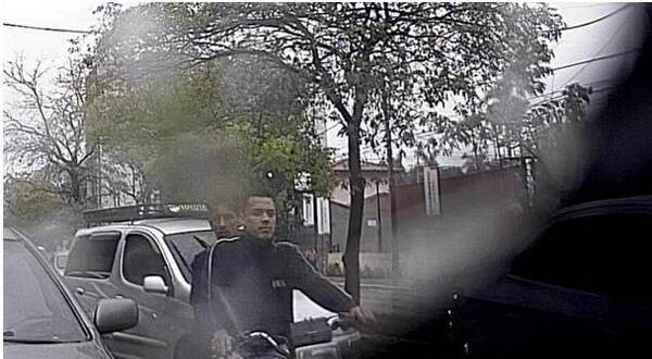 Motochorro subió al auto en movimiento de un periodista y le robó el celu