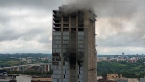 Intenso trabajo de bomberos sigue a 48 horas del incendio en edificio de CDE