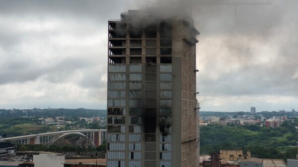 Intenso trabajo de bomberos sigue a 48 horas del incendio en edificio de CDE
