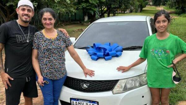 [VIDEO] Pelotero le dio un regalazo al verdadero amor de su vida: ¡su mami!