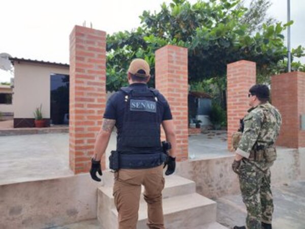 Ordenan extraer datos de teléfonos y dispositivos incautados de presuntos narcos