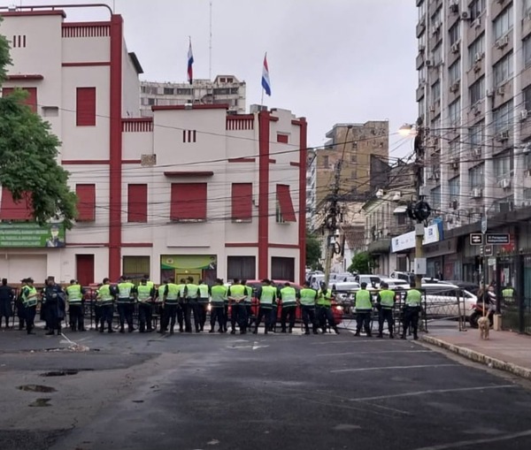 Más policías que manifestantes en alrededores del Congreso - ADN Digital