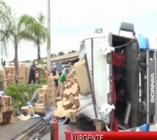 Volcó un camión repleto de mercaderías en MRA - Paraguay.com