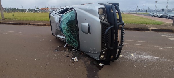Grave accidente de tránsito en Encarnación: conductor de camioneta volcó tras colisión