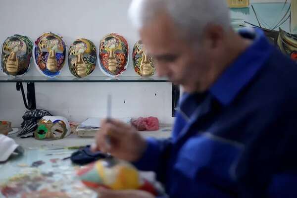 Máscaras venecianas para todo el mundo en el taller de Albania - Viajes - ABC Color