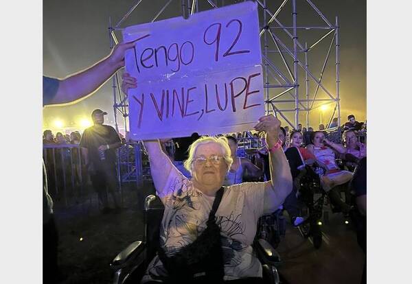[VIDEO] ¡Ya llegó, ya llegó! Tiene 92 años y su sueño es conocer a Lupe Esparza
