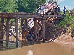 Otro precario puente de madera colapsó sobre el Tebicuary en el distrito de Tava’i - Nacionales - ABC Color
