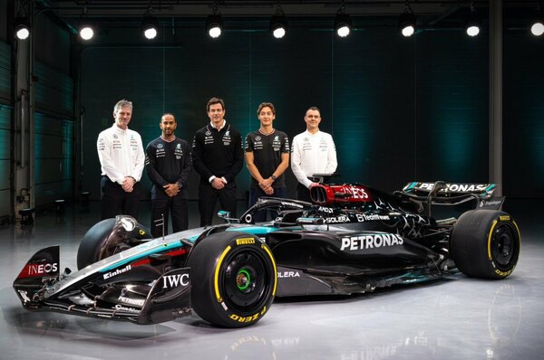 Versus / Un "emocionado" Hamilton presentó el Mercedes para la temporada 2024 de la F1