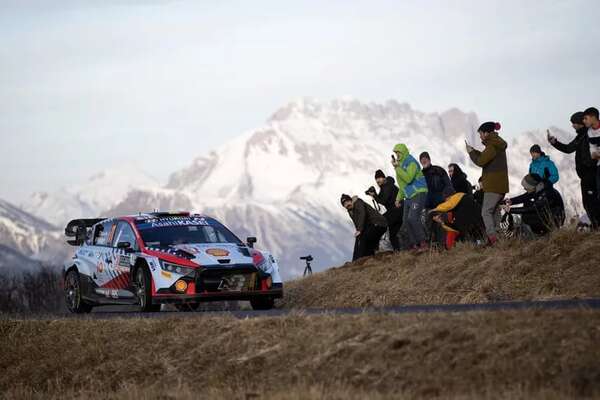 Neuville defiende el liderato en Suecia y Rovanperä entra en acción - Automovilismo - ABC Color
